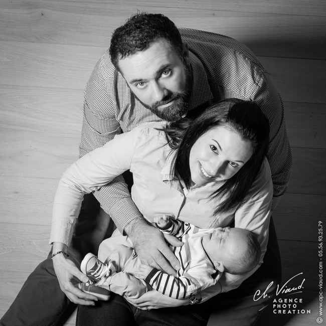 Séance photo en famille pour la naissance d'un bébé