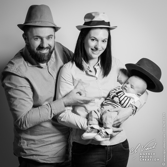 séance humour pour la naissance du bébé en noir et blanc