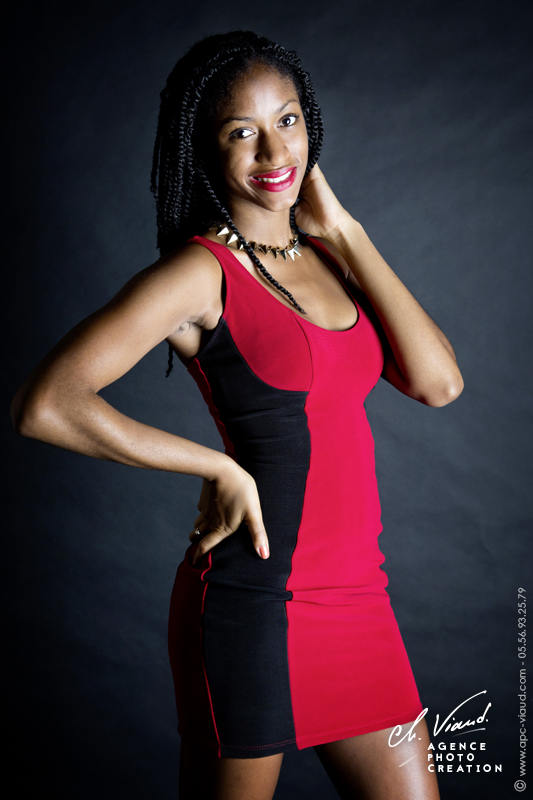 Photo pour book photo d'une femme avec une robe rouge et noir