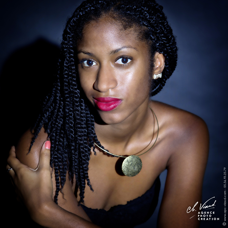 Portrait studio d'une femme sur fond noir