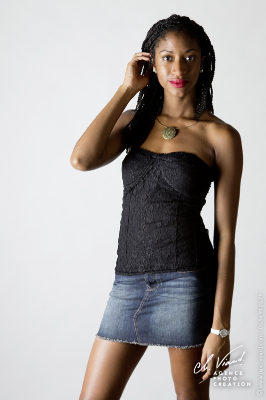 Portrait pour book photo d'une femme sur fond blanc