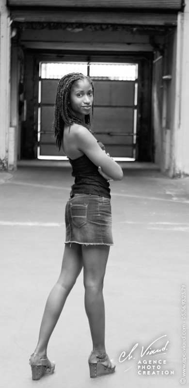 Portrait d'une femme en jupe et débardeur en extérieur