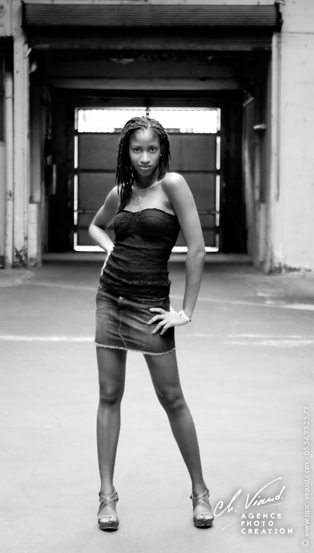 Portrait d'une femme en jupe et débardeur en extérieur