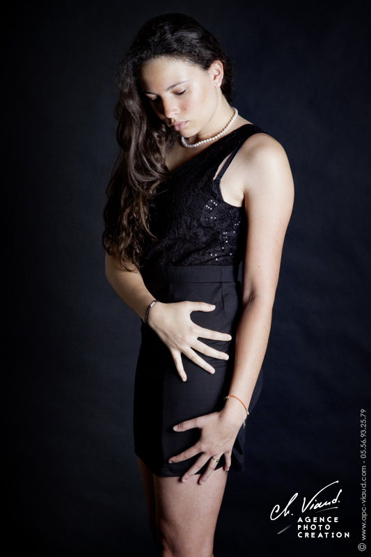 Portrait studio d'une femme avec une robe en dentelle