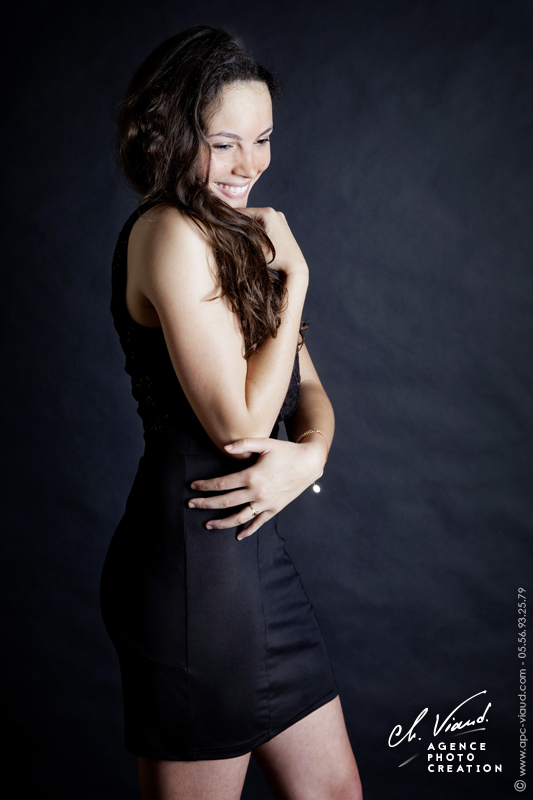 Joli portrait d'une femme en studio professionnel avec une robe en dentelle
