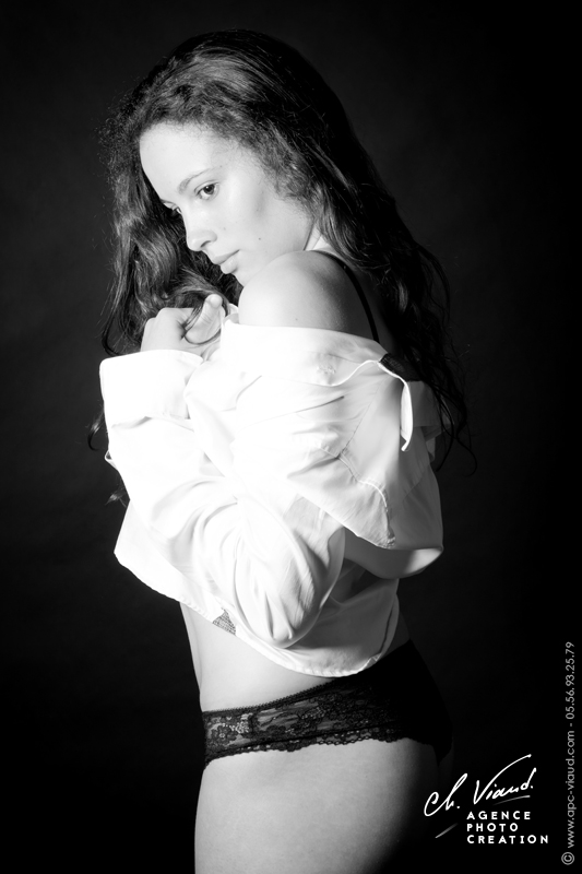Portrait de charme en noir et blanc d'une femme en lingerie