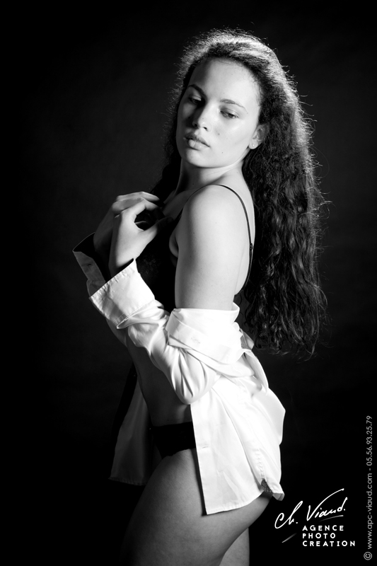 Beau portrait d'une femme en studio façon boudoir