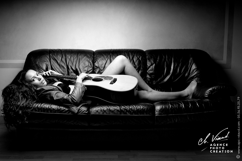 Beau portrait d'une femme allongée sur un canapé dans un studio photos
