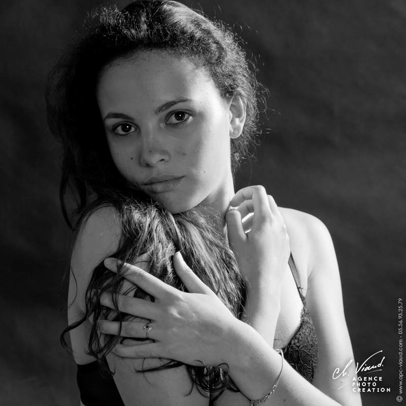 Portrait sexy d'une femme en sous vêtements en noir et blanc