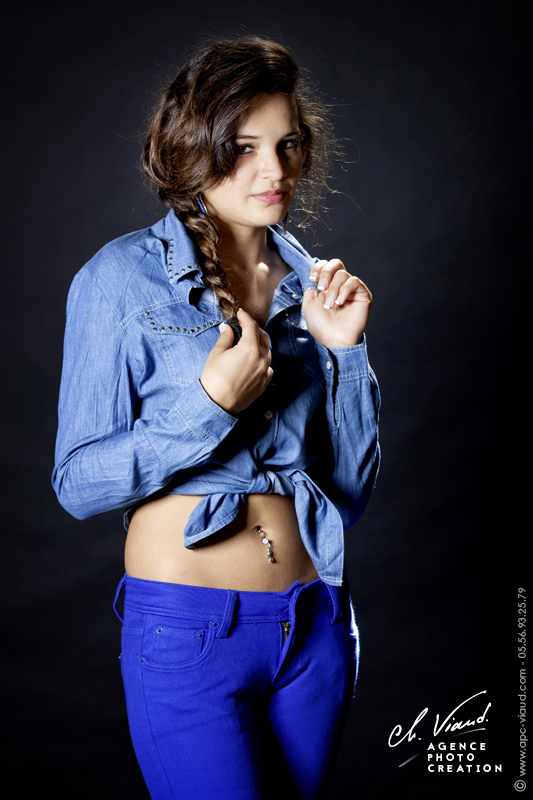 Photo d'une femme en pantalon bleu et chemise en jean