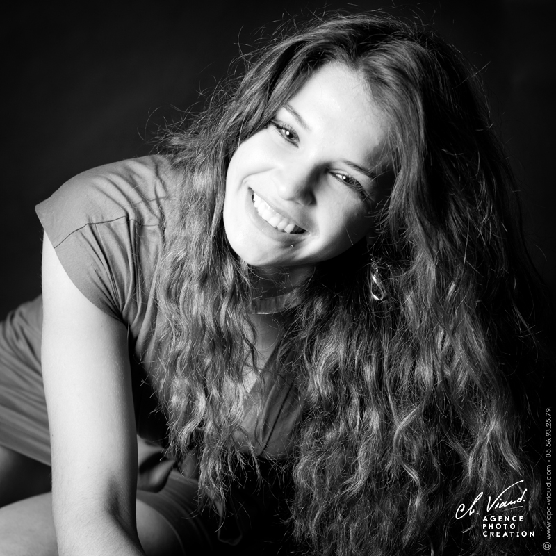 Portrait studio en noir et blanc d'une femme