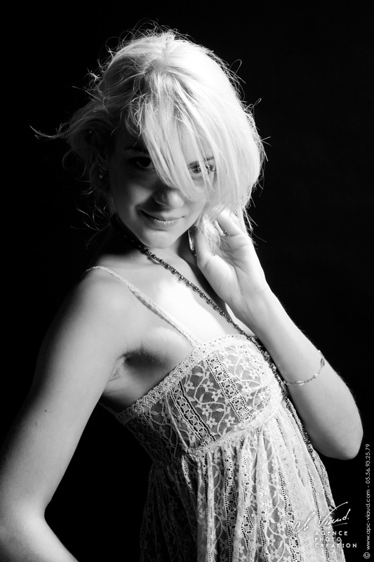 Photo d'une femme en noir et blanc avec un regard intense