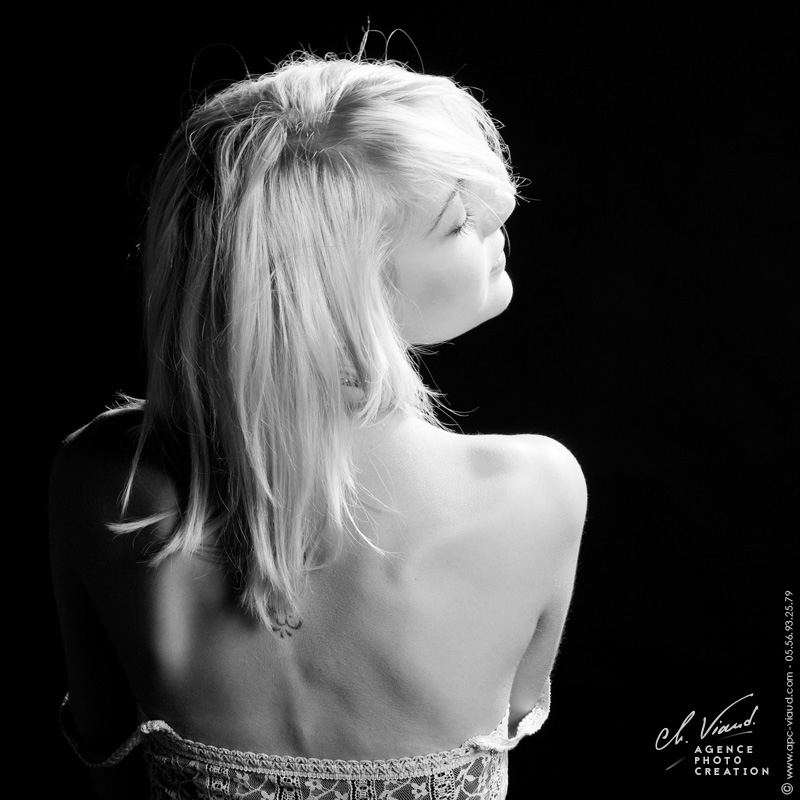 Portrait sexy d'une femme de dos avec les bretelles de sa robe qui tombent