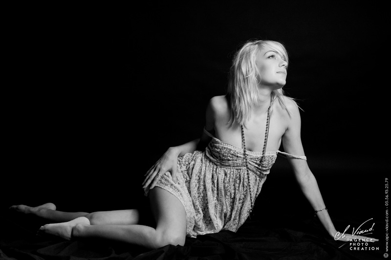 Portrait glamour d'une femme en noir et blanc dans un studio photos