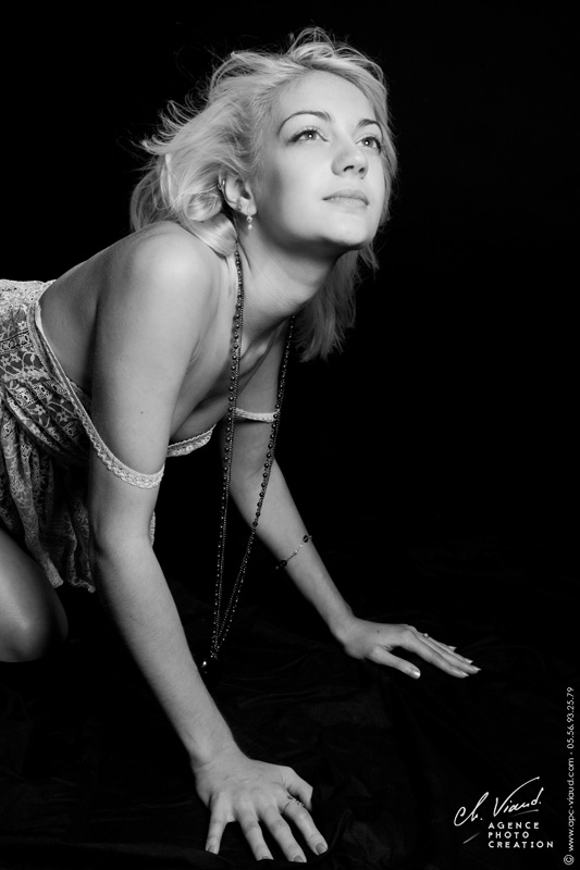 Portrait d'une femme en noir et blanc