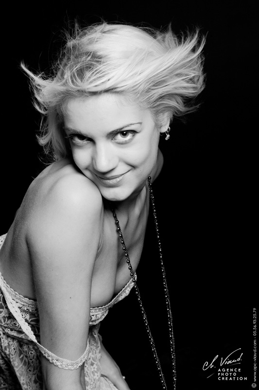 Portrait sexy d'une femme en noir et blanc