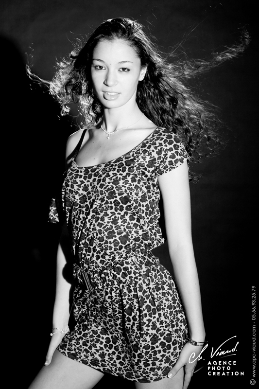 Portrait noir et blanc en studio d'une femme en robe