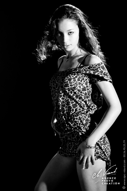 Portrait d'une femme en noir et blanc avec un regard sexy