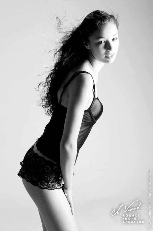 Portrait glamour en noir et blanc d'une femme en sous vêtements