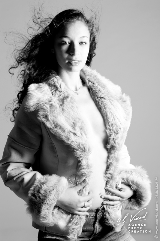 Photo sexy d'une femme en noir et blanc dans un studio photos