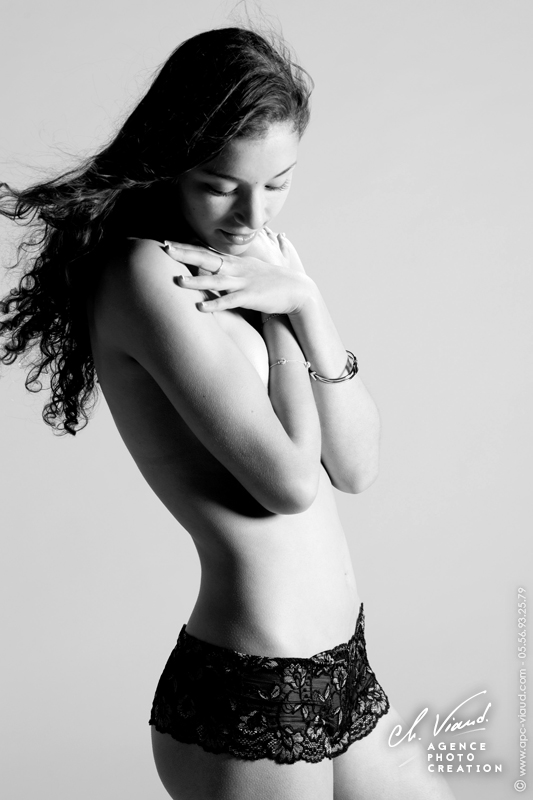 Photo glamour d'une femme en noir et blanc dans un studio professionnel