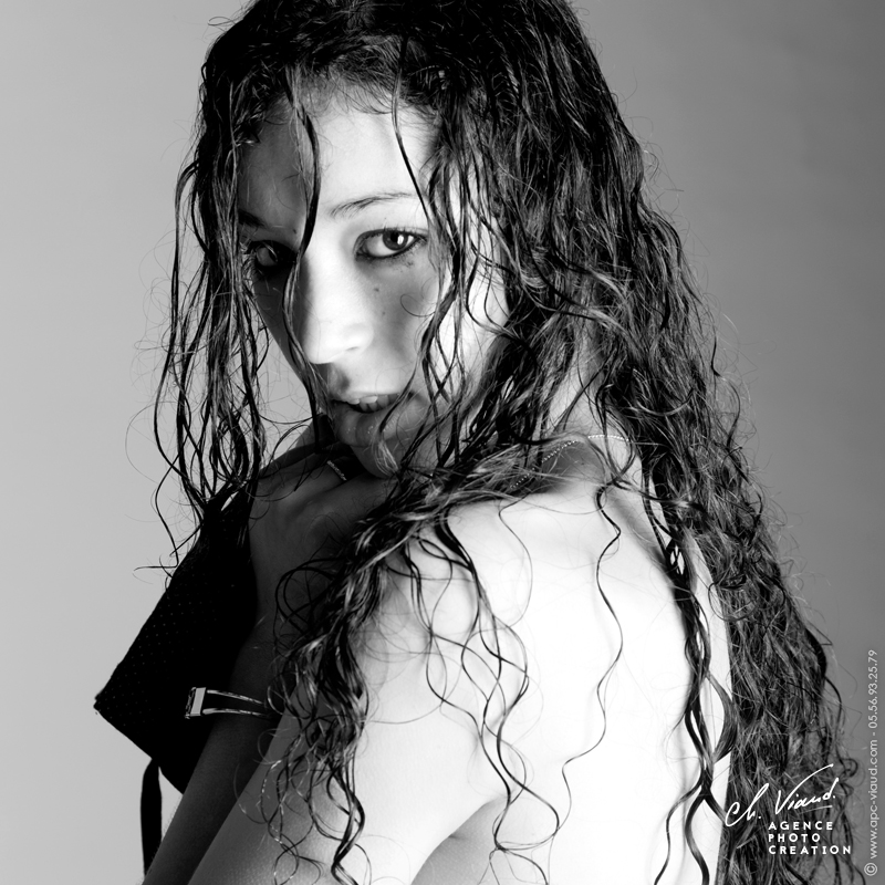 Photo serré d'une femme glamour avec les cheveux mouillés