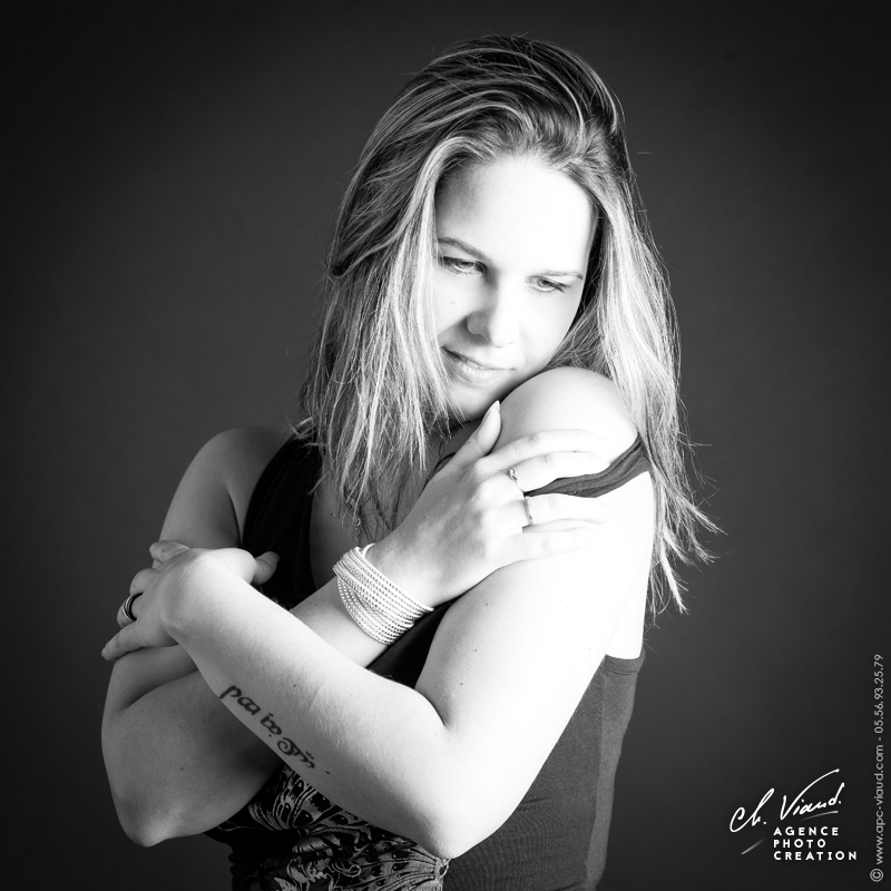 Portrait en noir et blanc d'une femme en studio