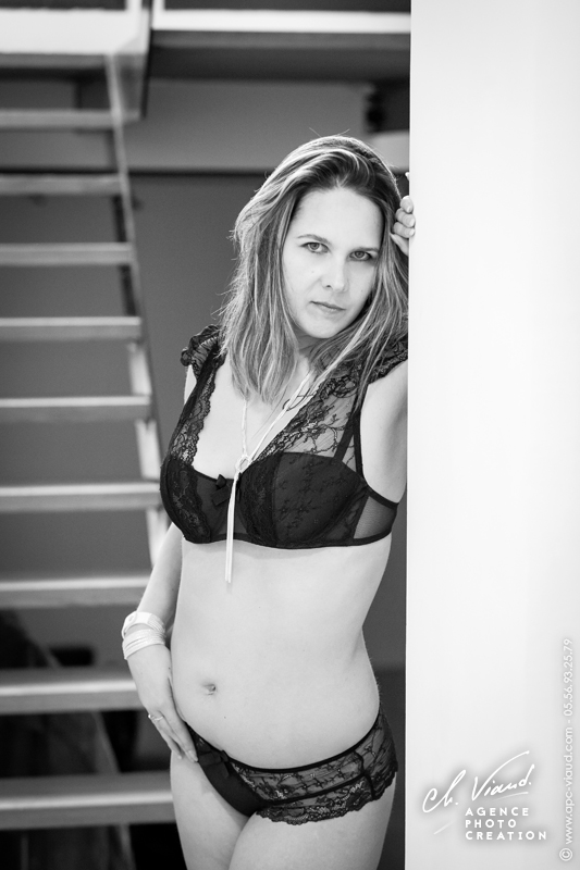 Portrait sexy en noir et blanc d'une femme en sous vêtements