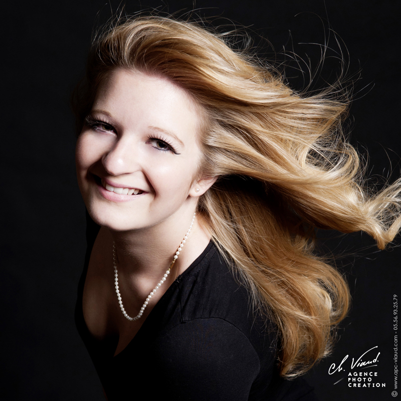 Joli portrait d'une femme avec les cheveux volants
