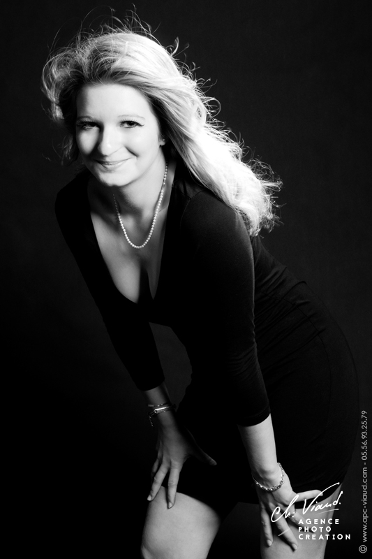 Portrait en noir et blanc d'une femme en noir et blanc avec une robe noir