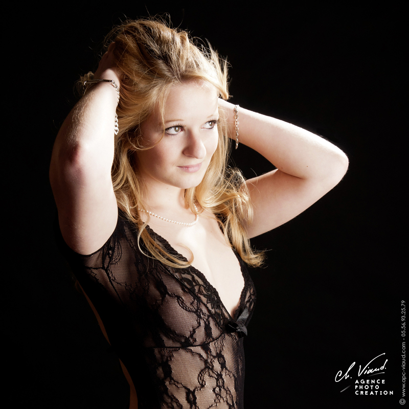 Beau portrait d'une femme en lingerie dans un studio photos