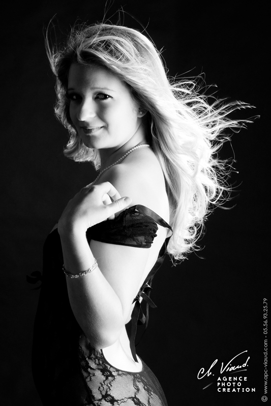 Portrait sexy en noir et blanc d'une femme en lingerie