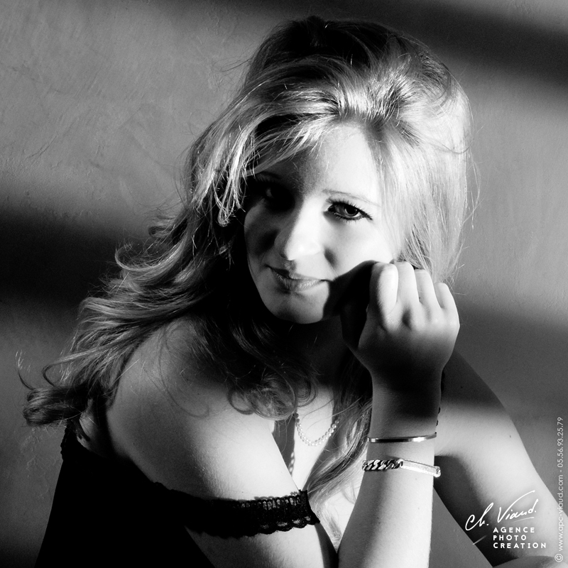 Portrait serré d'une femme en noir et blanc avec un jeu d'ombre et de lumière