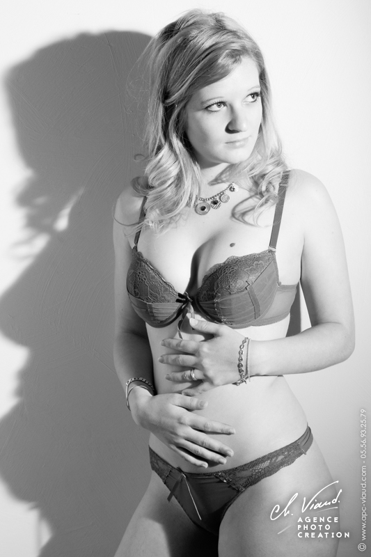 Photo sexy en noir et blanc d'une femme en sous vêtements