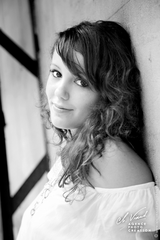 Jolie photo d'une femme en noir et blanc en extérieur