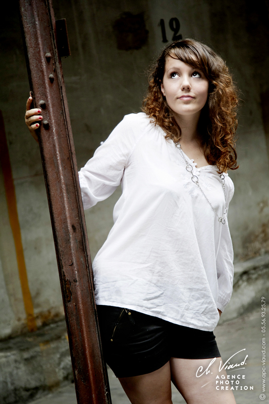 Portrait d'une femme dans un hangar industriel