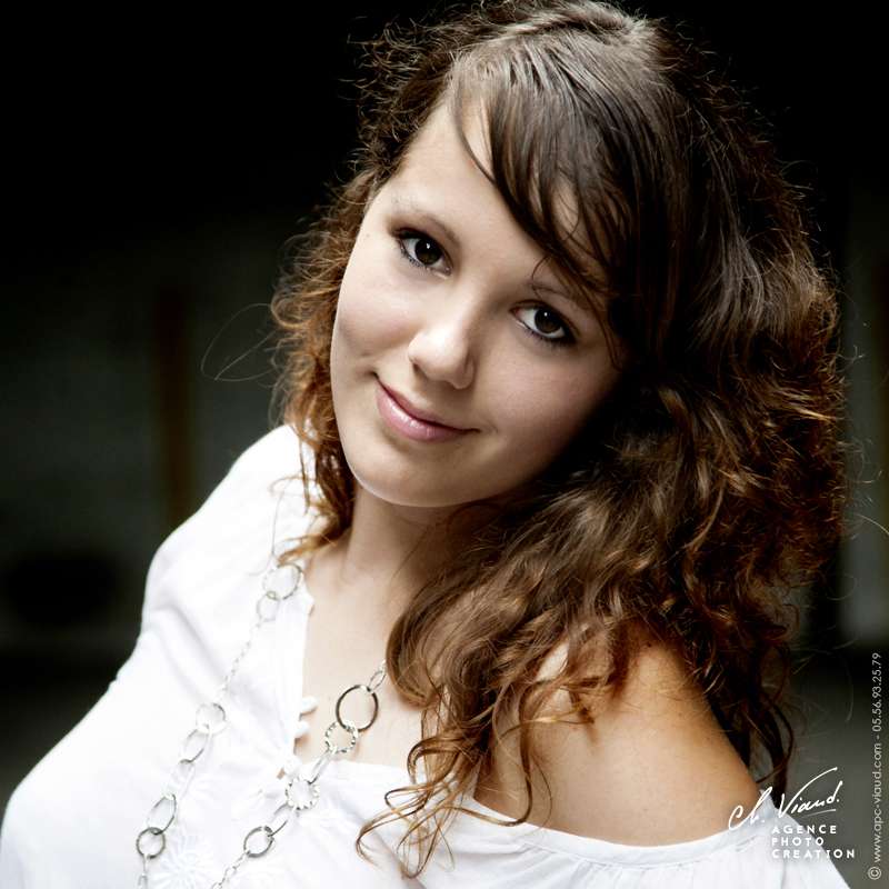 Portrait serré d'une femme dans un studio extérieur