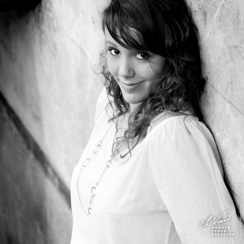 Portrait d'une femme en noir et blanc par un photographe professionnel