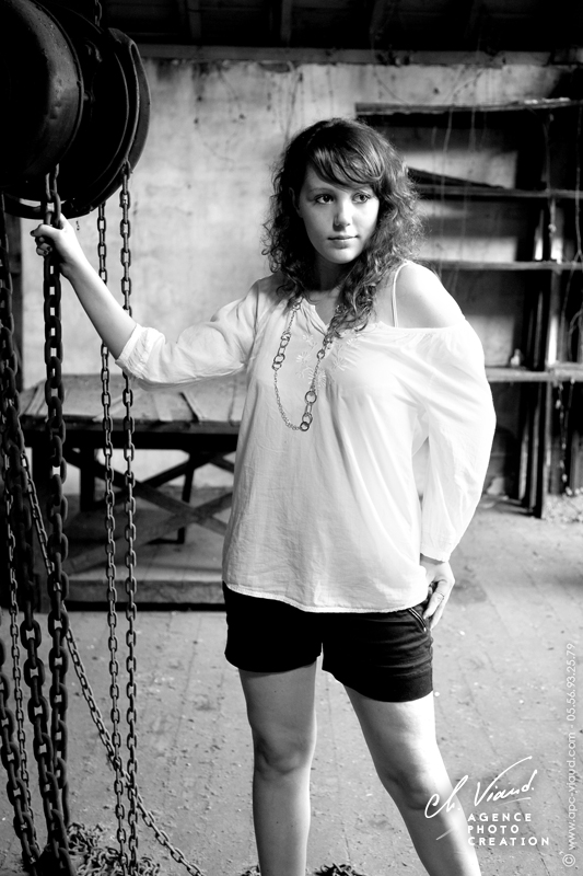 Portrait en noir et blanc d'une femme dans un environnement industriel