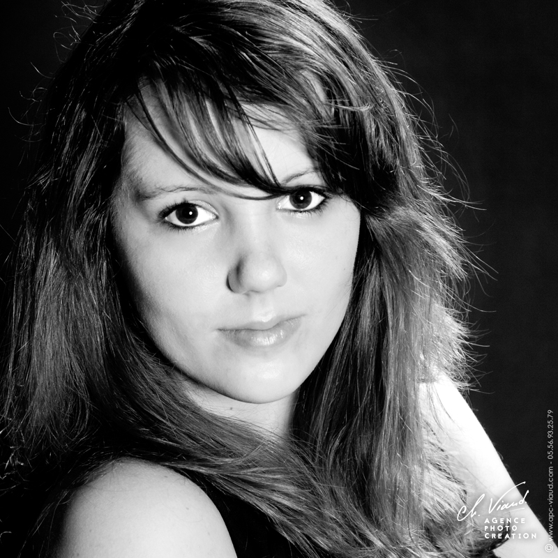 Portrait serré en noir et blanc d'une femme dans un studio professionnel