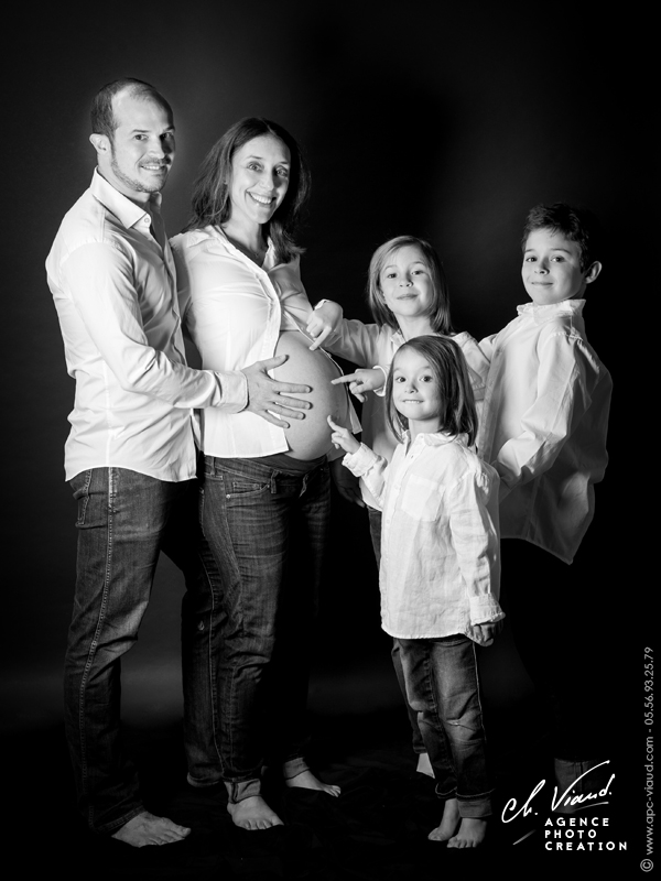 Séance fun d'une famille pendant la grossesse