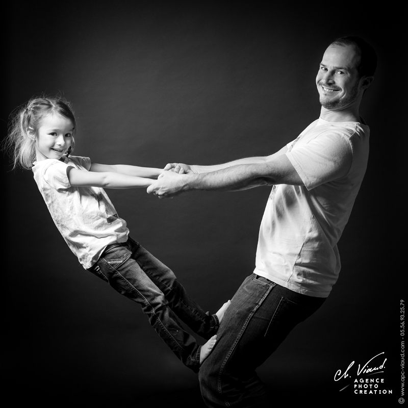 Photo fun d'un père et sa fille dans un studio photos