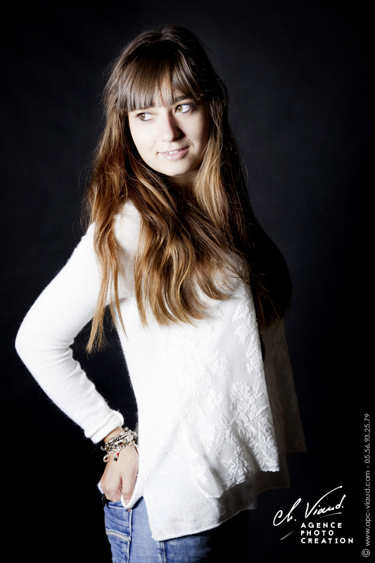 Joli portrait d'une jeune femme en jean et t-shirt blanc