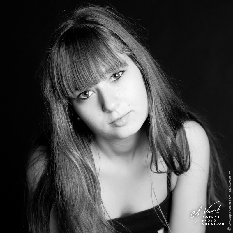 Joli portrait serré d'une jeune femme dans un studio professionnel