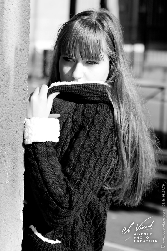 Portrait d'une jeune femme en studio extérieur