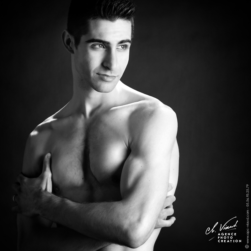 Beau portrait noir et blanc d'une homme torse nu