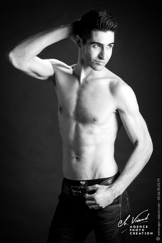 Portrait studio d'un homme torse nu