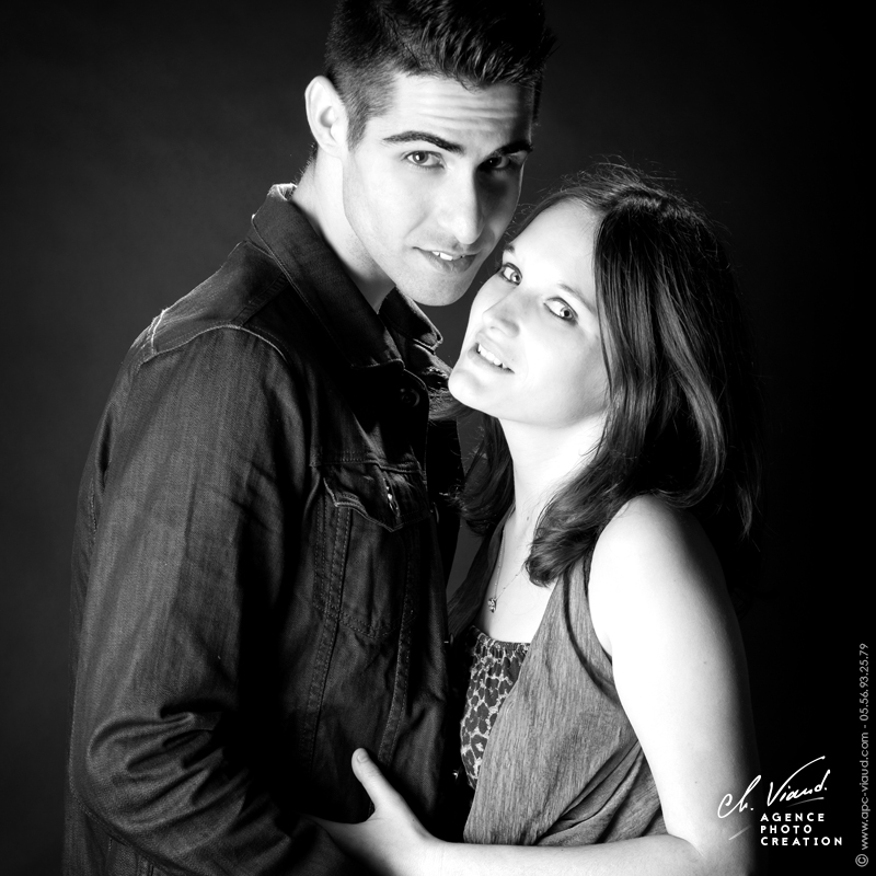 Joli photo noir et blanc d'un couple en studio professionnel
