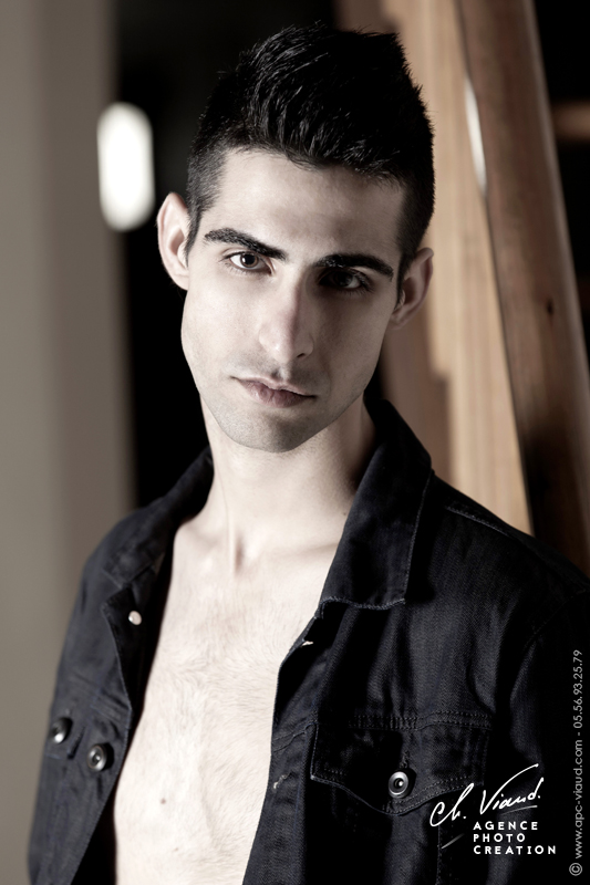 Portrait pour book photo d'un homme en studio photos