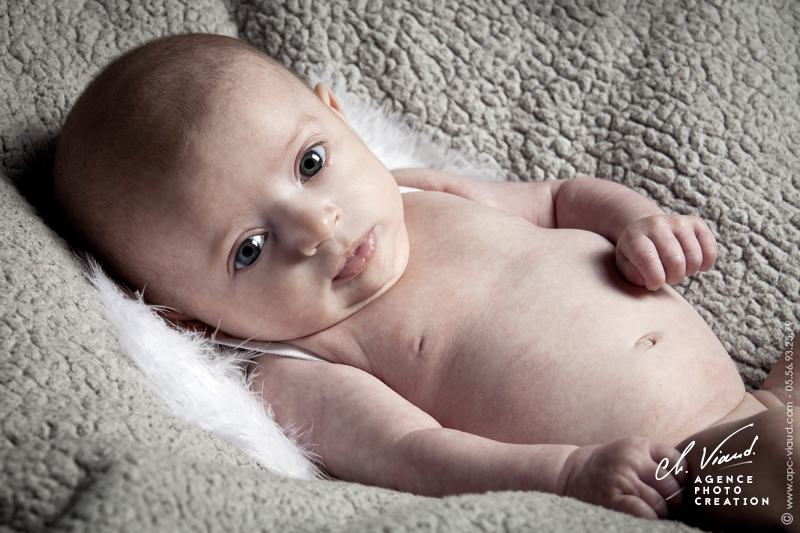Joli portrait d'un bébé pendant une séance photos famille